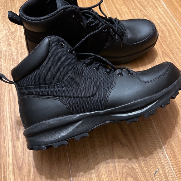 All black Nike boots - Picture 3 of 5